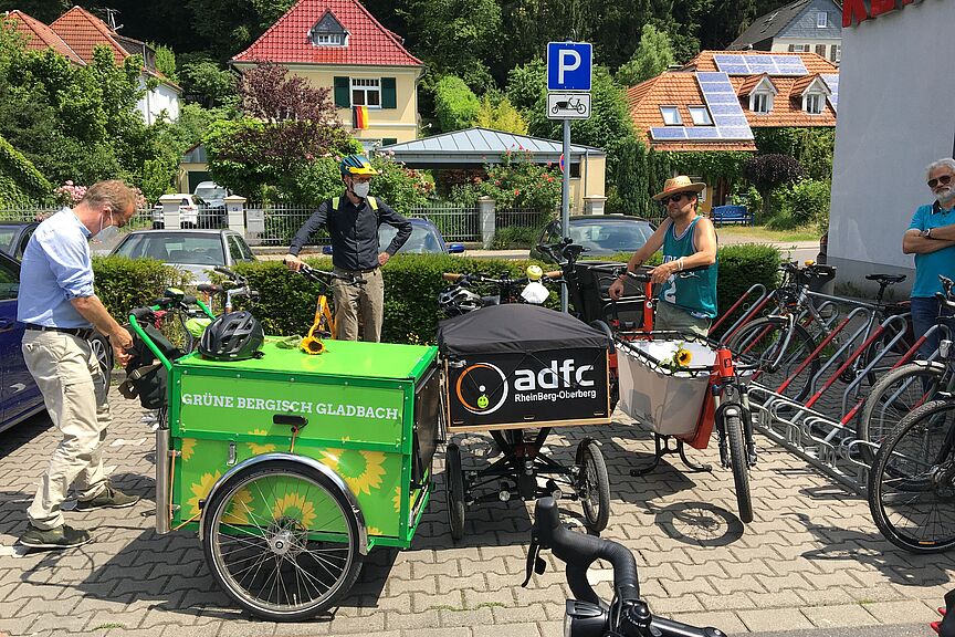 IMG_9412_REWE-Parkplatz_in_Roesrath_mit_neuem_Parkplatzschild_fuer_Lastenraeder Vorbildlich: REWE-Parkplatz in Rösrath mit neuem Parkplatzschild für Lastenräder