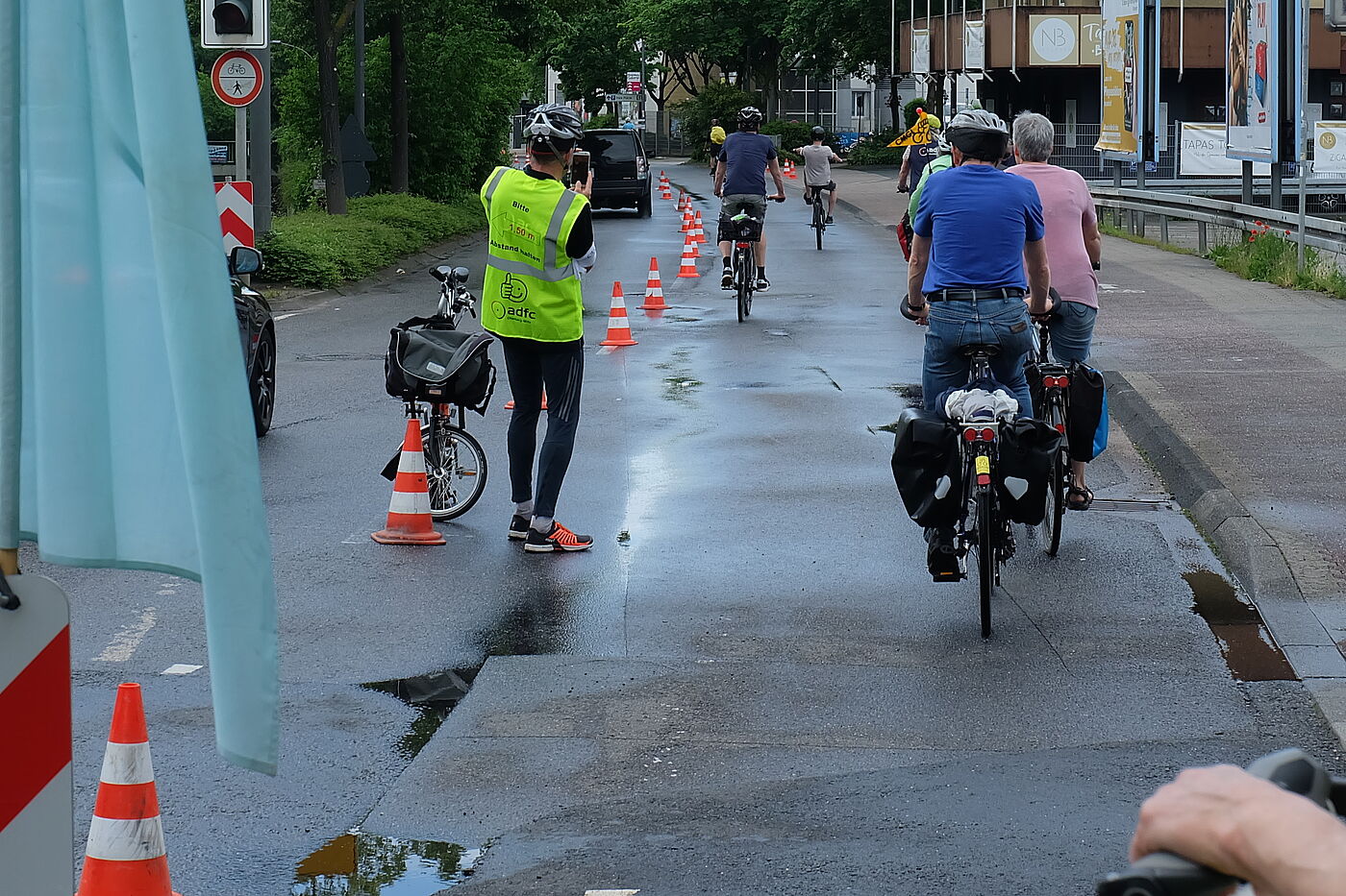 Fahren auf dem Pop-Up Radweg