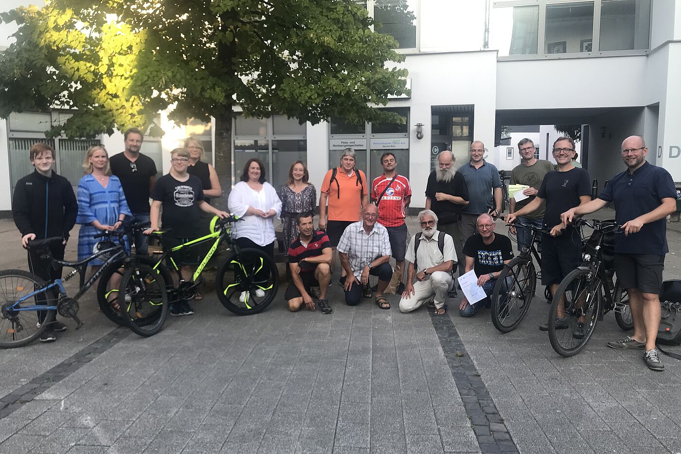 Bild-3 ild zeigt Teilnehmer der sechs geehrten Teams auf dem Rathausplatz mit der Bürgermeisterin