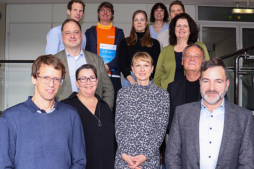 BASt_Projektteam BASt_Projektteam (Dr. Johannes Stalberg, Anja Missal, Cordula Reichle, Frank Bocks (Projektleiter), Prof. Dr. Markus Oeser (Präsident der BASt). Zweite Reihe von links: Timo Sentner (Umwelt- und Fahrradbeauftragter, BMDV), Martina Küpper-Ochel. Dritte Reihe von links: Maxim Bierbach, Andreas K. Bittner (Auditor, ADFC), Eleni Behrens, Dr. Kristine Lamers, Marvin Stell)