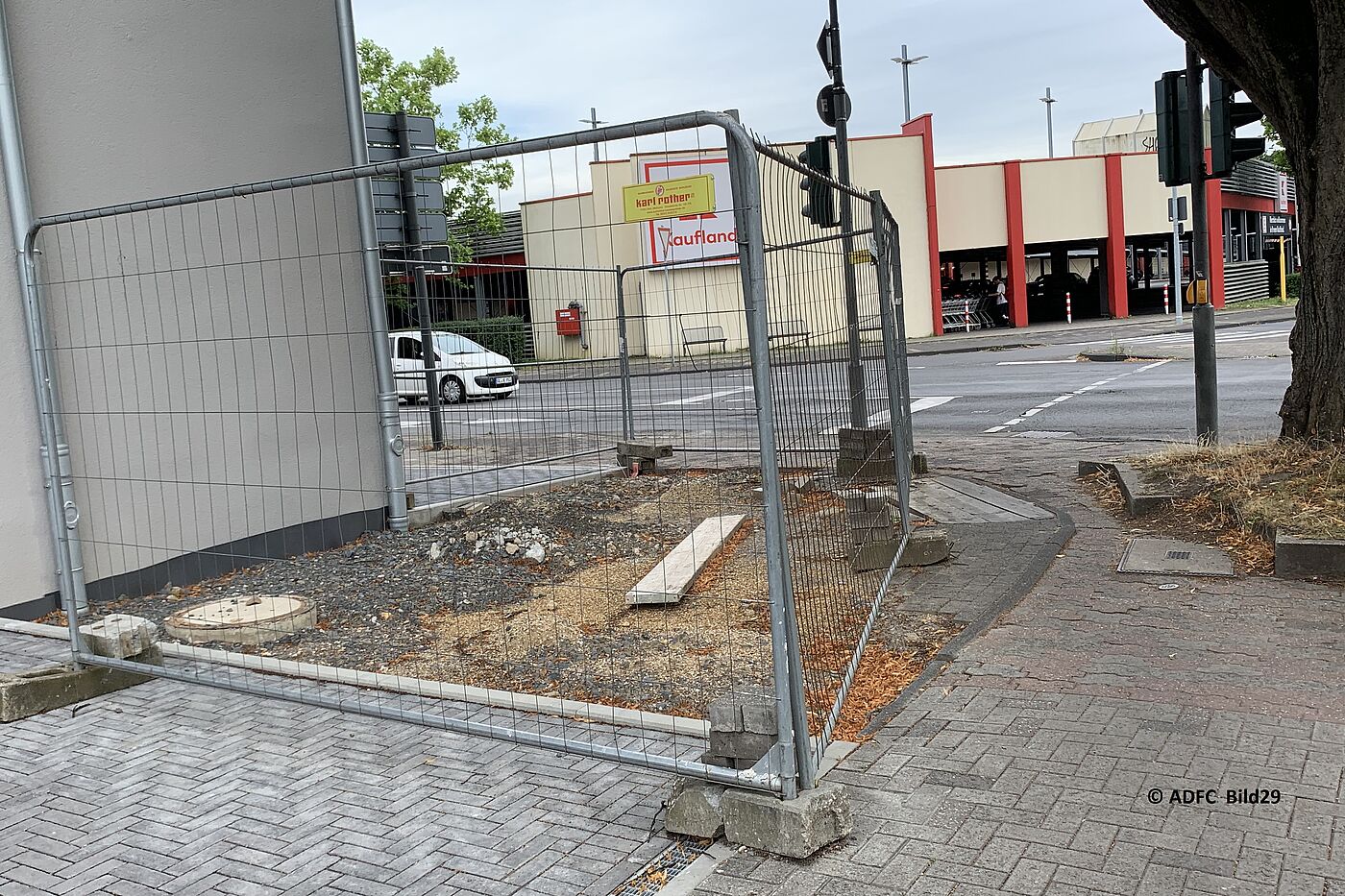 mehrmonatige Baustelle und eine sehr beengte Führung des Fuß- und Radverkehrs, Blick Richtung Refrath