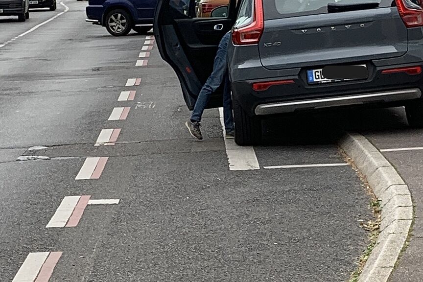 Foto_ADS-Dooring.jpeg Echt voll auf der Altenberger-Dom-Straße. Da sind Dooring-Unfälle vorprogrammiert.