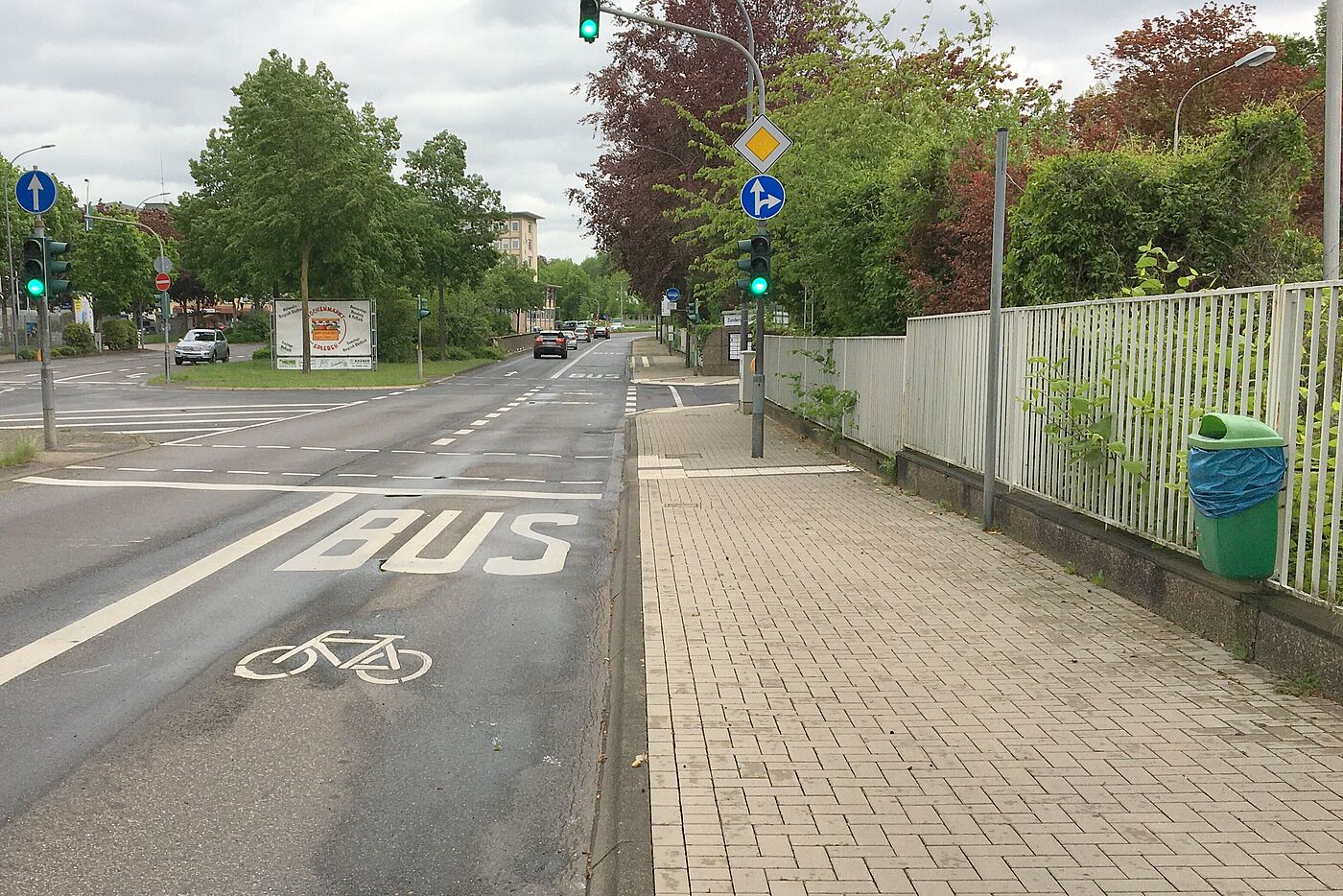 Rechts die Zufahrt zum Zanders-Gelände