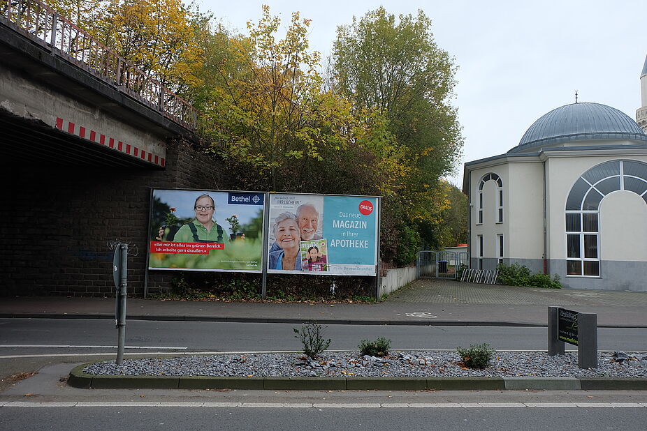 Bild 7: Zwischen Moschee und Bahndamm wird der Radweg auf den Refrather Weg geführt Zwischen Moschee und Bahndamm wird der Radweg auf den Refrather Weg geführt