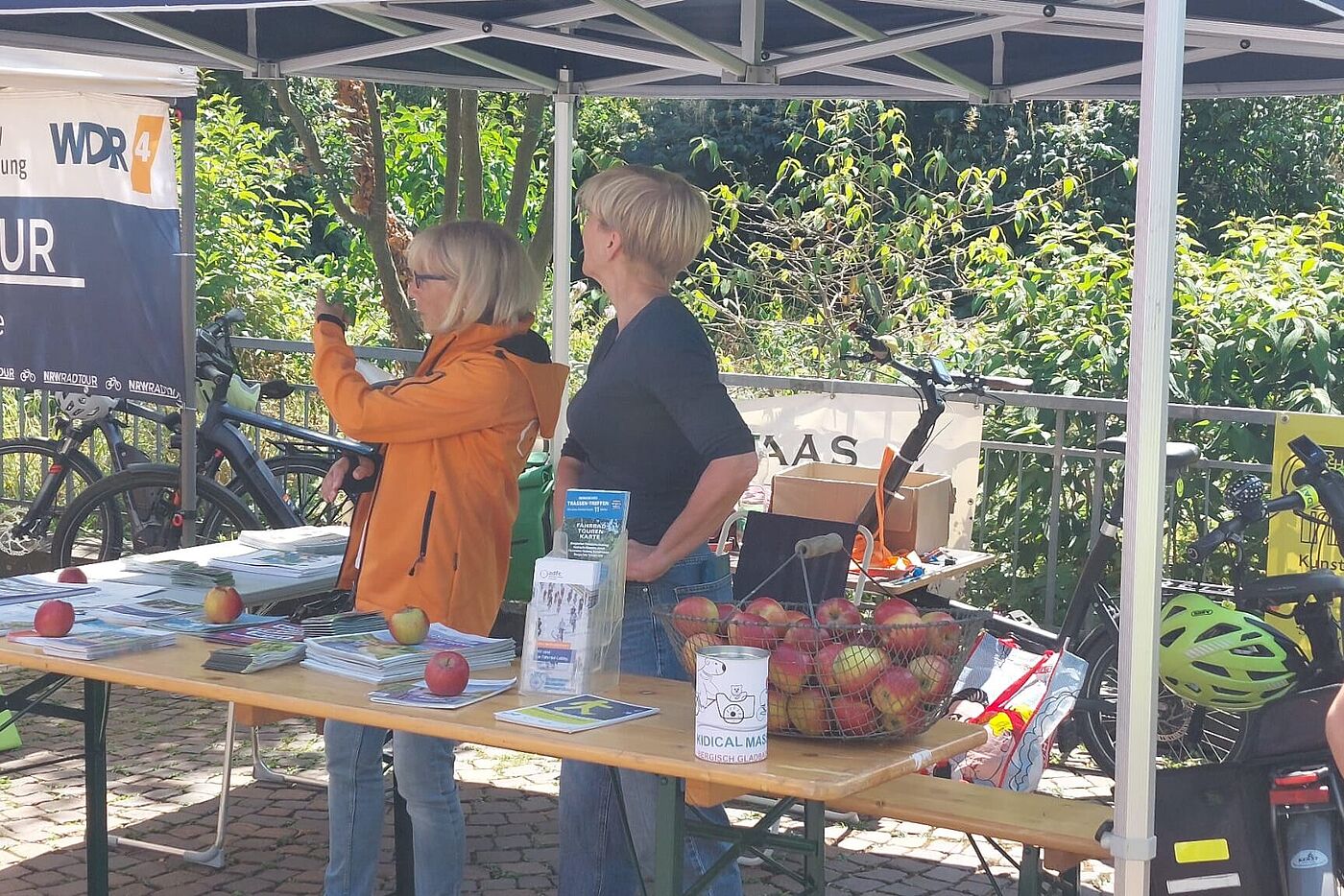 Die Äpfel vom ADFC gingen weg wie warme Semmeln
