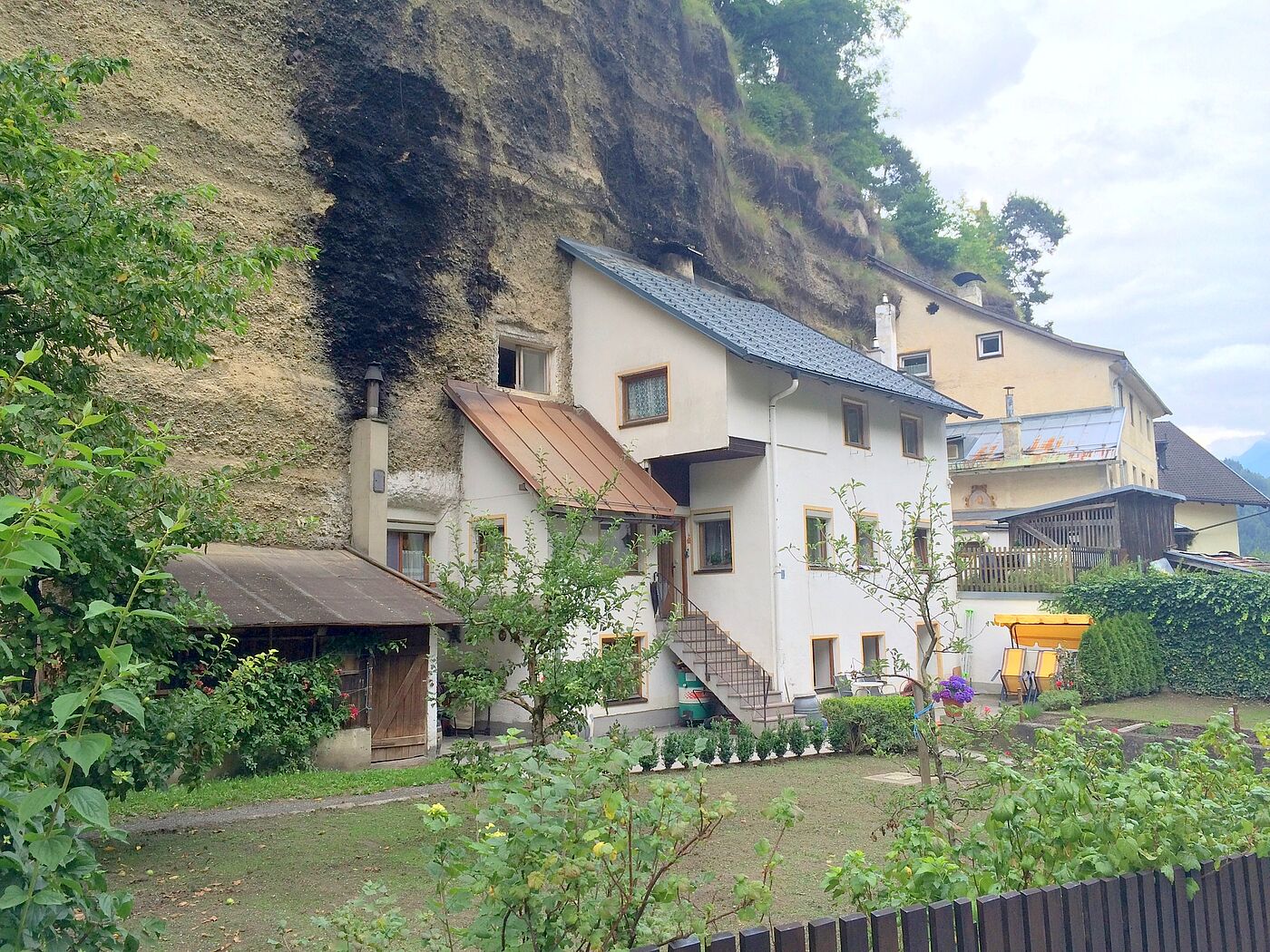 Bild 5 - Imst, Anfang der Rosengartenschlucht am Schinderloch - Häuser in den Berg gebaut