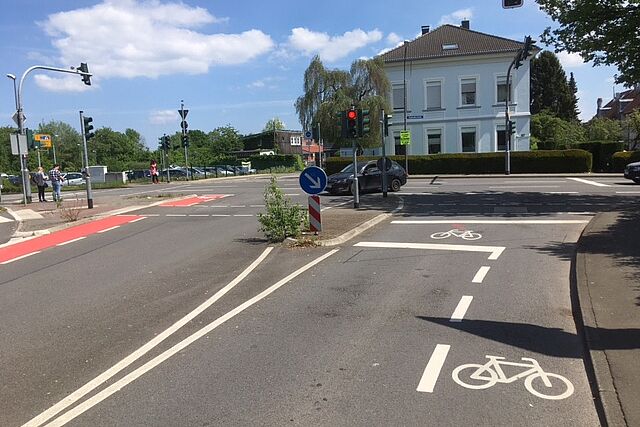 02_Th_Mann_Str_FR_Zenshaeuschen_.JPG Bild 2: Fahrradaufstellfläche Thomas-Mann-Str. in Fahrtrichtung Remscheid
