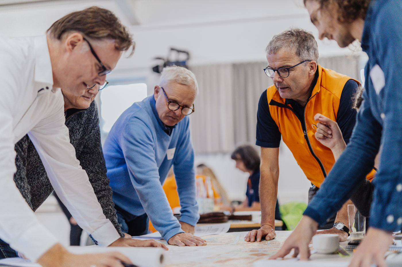 Das Team vor den Plänen