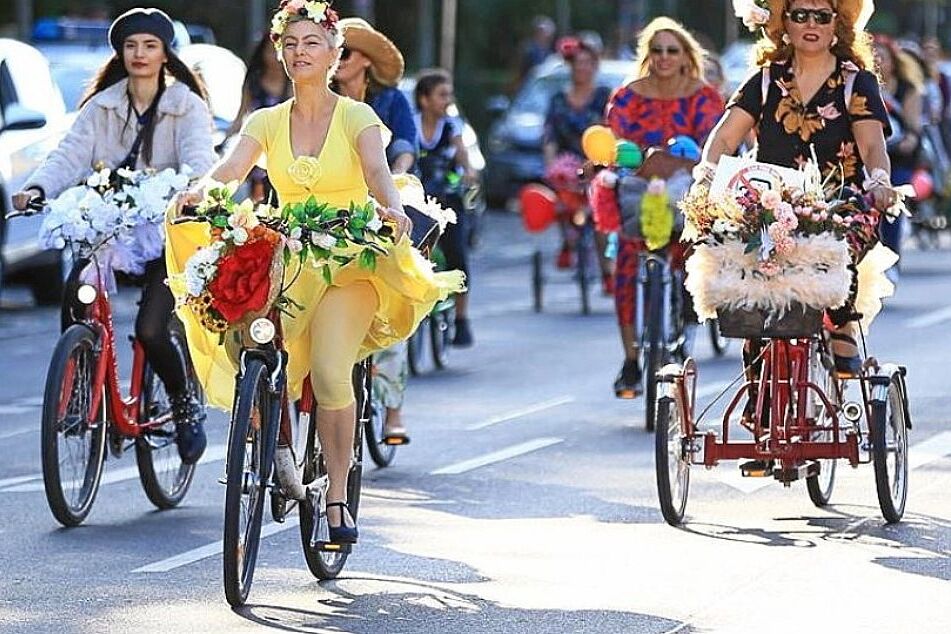 City.Woman.Bicycle Fancy Woman Bike Ride