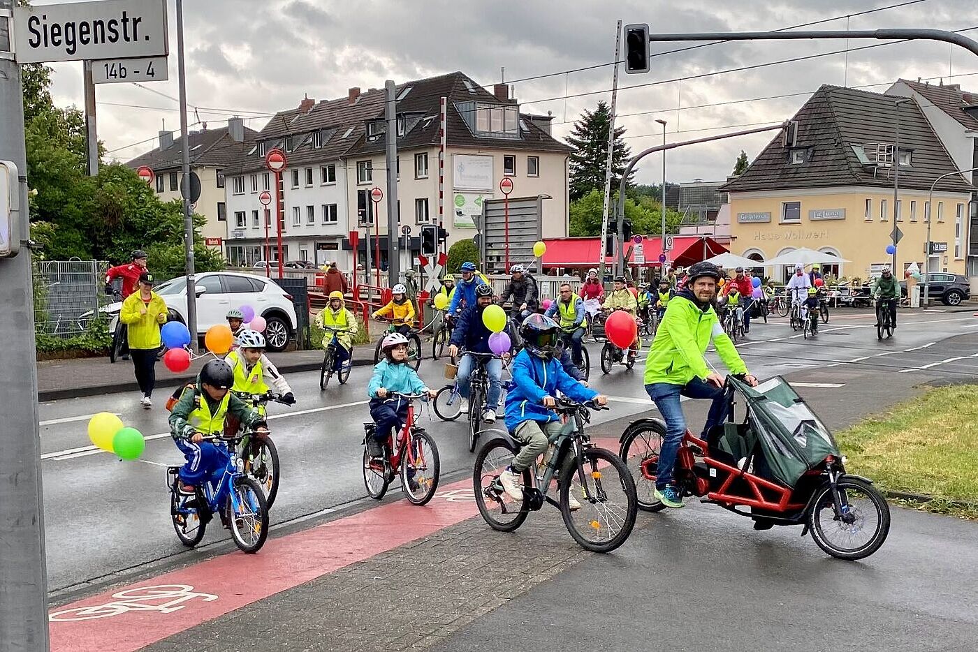 Die Siegenstraße in Refrath soll möglichst bald eine von vielen Fahrradstraßen werden, damit Kinder im Straßenverkehr besser geschützt sind. Dafür demonstrierte am Sonntag die Kidical Mass Bergisch Gladbach.