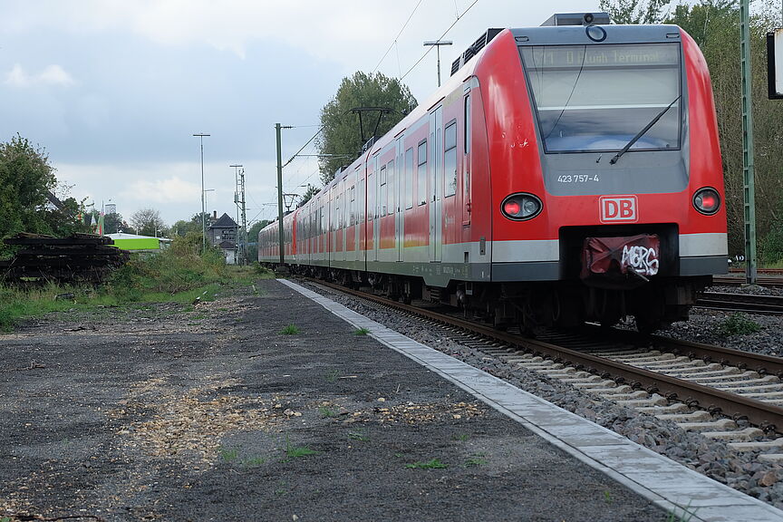 2017-10-01_GL-Bahnhof_008 Die S11 fährt ein
