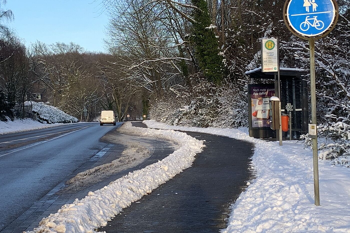 Hier wurde der Geh/Radweg zwischen Haferbusch und Hebborner Feld auf dem Hochbord durch Stadt Bergisch Gladbach perfekt geräumt.