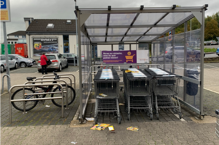 Bild_3-Netto in Schildgen  Leverkusener Strasse  breite Anlehnbuegel mit zusaetzlicher Querstange
