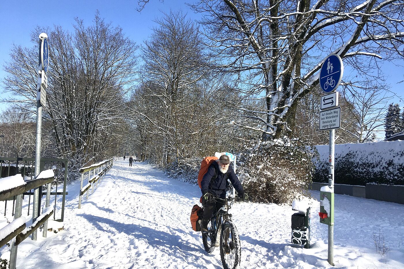 Nur Friedhelm traut sich durch den Hochschnee.