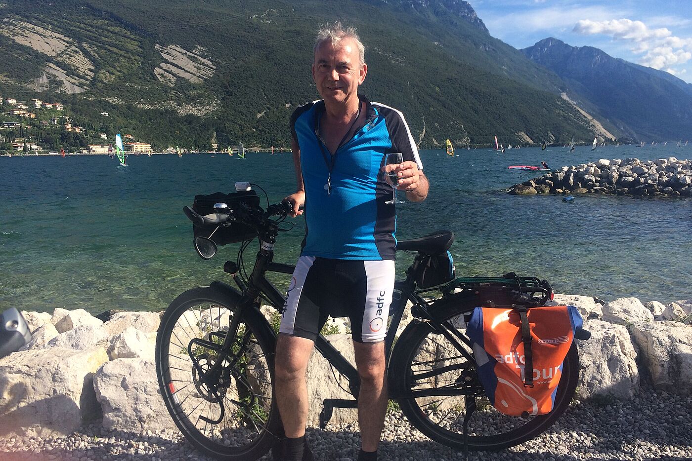 Geschafft - zum Abschluss gibt es am Gardasee einen Sektempfang