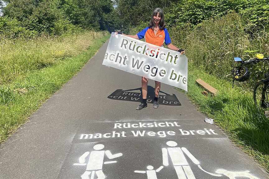 ADFC_Ruecksicht_S_Kraemre-Kox_02_Teilansicht_Strassenaufdruck.jpg Rücksicht macht Wege breit