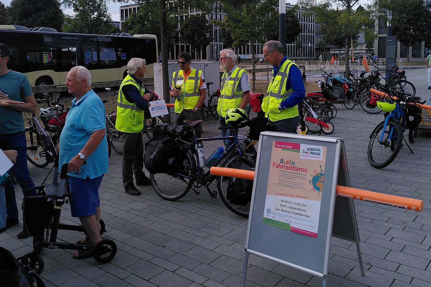 Auf dem Foto ist rechts im Bild auch - wie schon bei der Raddemo von Marienheide nach Gummersbach - der "Carla CARGO" XXL Fahrradanhänger von Seb Schäfer zu sehen. Das war ein weiteres Highlight der Fahrradausstellung. Dank an Seb, für die treue Unterstützung mit "Carla CARGO" und dem Soundsystem.  