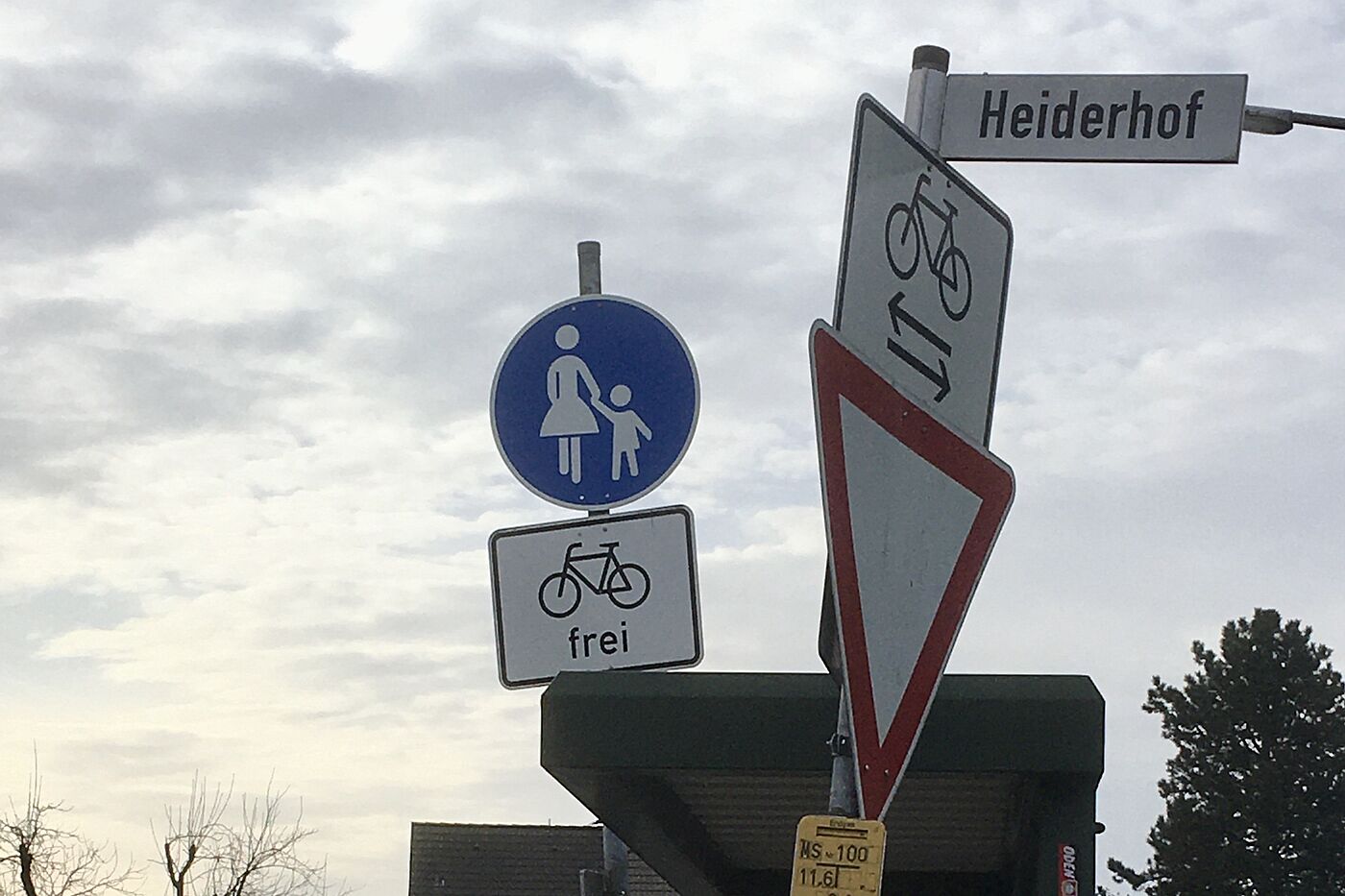 Das ist die neue Beschilderung nach Aufheben der Radwegebenutzungspflicht auf dem Hochbord