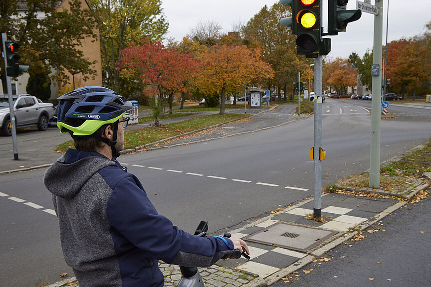 Radfahrende müssen in der Regel auf der Fahrbahn fahren - und sich an die Verkehrsregeln wie Autofahrende halten. Radfahrende müssen in der Regel auf der Fahrbahn fahren - und sich an die Verkehrsregeln wie Autofahrende halten.