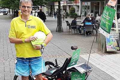 Sprecher_der_Ortsgruppe_Oberberg_Mitte_in_Aktion_in_der_Fussgaengerzone_in_Gummersbach