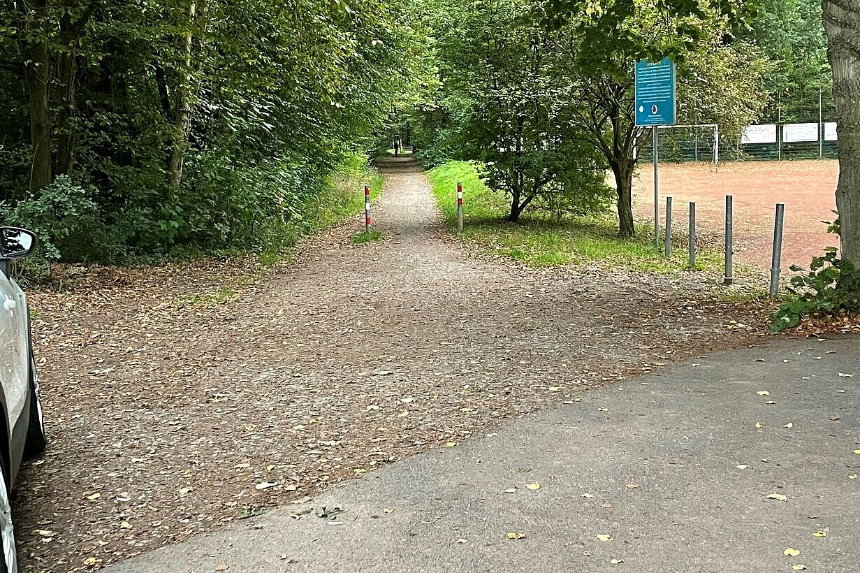 Bild_3_Beginn_des_Waldweges_hinter_der_GW Bild 3: Waldweg hinter den Gemeinnützigen Werkstätten Köln