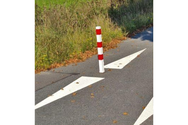 Bild_33_Beispiel_einer_Pollerwarnmarkierung_in_Nordwalde__NRW