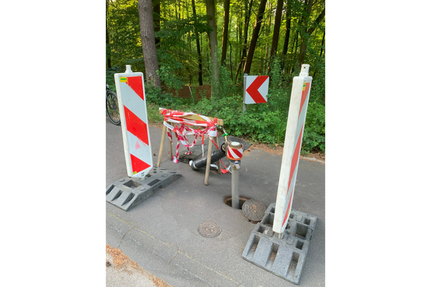 Bunte Farbgestaltung von Wegen durch geschmückte Hydranten Bunte Farbgestaltung von Wegen durch geschmückte Hydranten