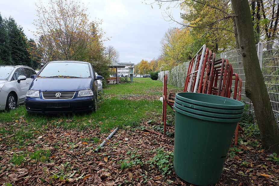 Bild 6: Parkplatz der Polizeiwache (P3), welcher an der Bahntrasse angrenzt. Parkplatz der Polizeiwache (P3), welcher an der Bahntrasse angrenzt.