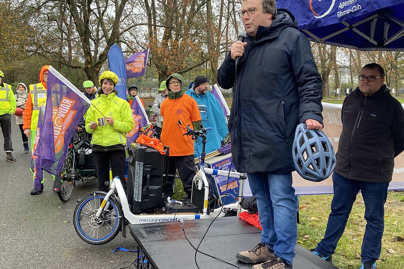 2023-11-18_026.JPG NRW-Verkehrsminister Oliver Krischer am Mikrophone