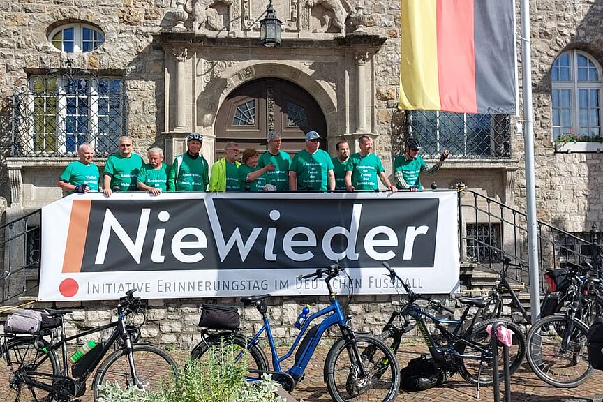 DVHP3771__c__Robert_Wagner.JPG Start der Sternfahrt am Rathaus GL