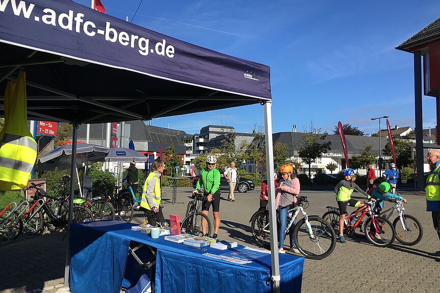 ADFC_Infostand_mit_Fahrrad-Codierung ADFC Infostand mit Fahrrad-Codierung