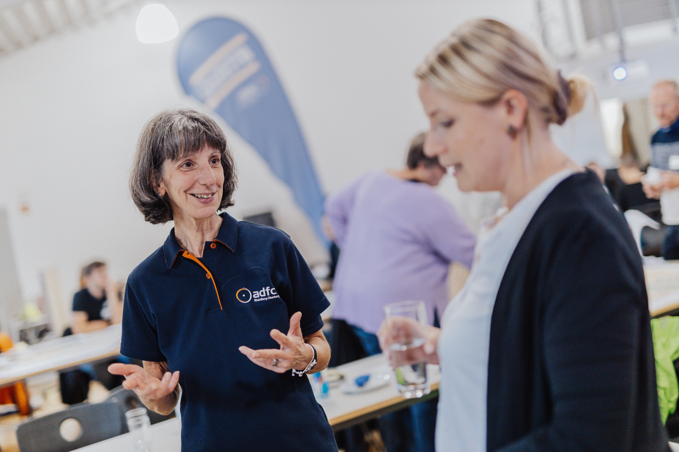 Sabine Krämer-Kox(ADFC) im Gesprach mit Kathrin Hartwig(Stadt Wipperfürth)