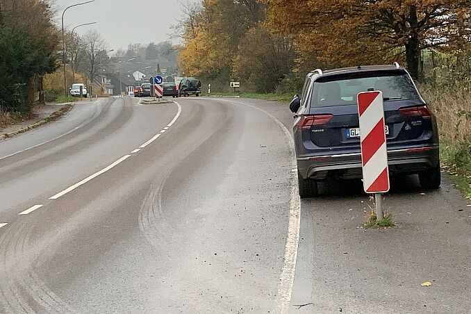 Direkt nach Ausfahrt Wanderparkplatz Hutsherweg
