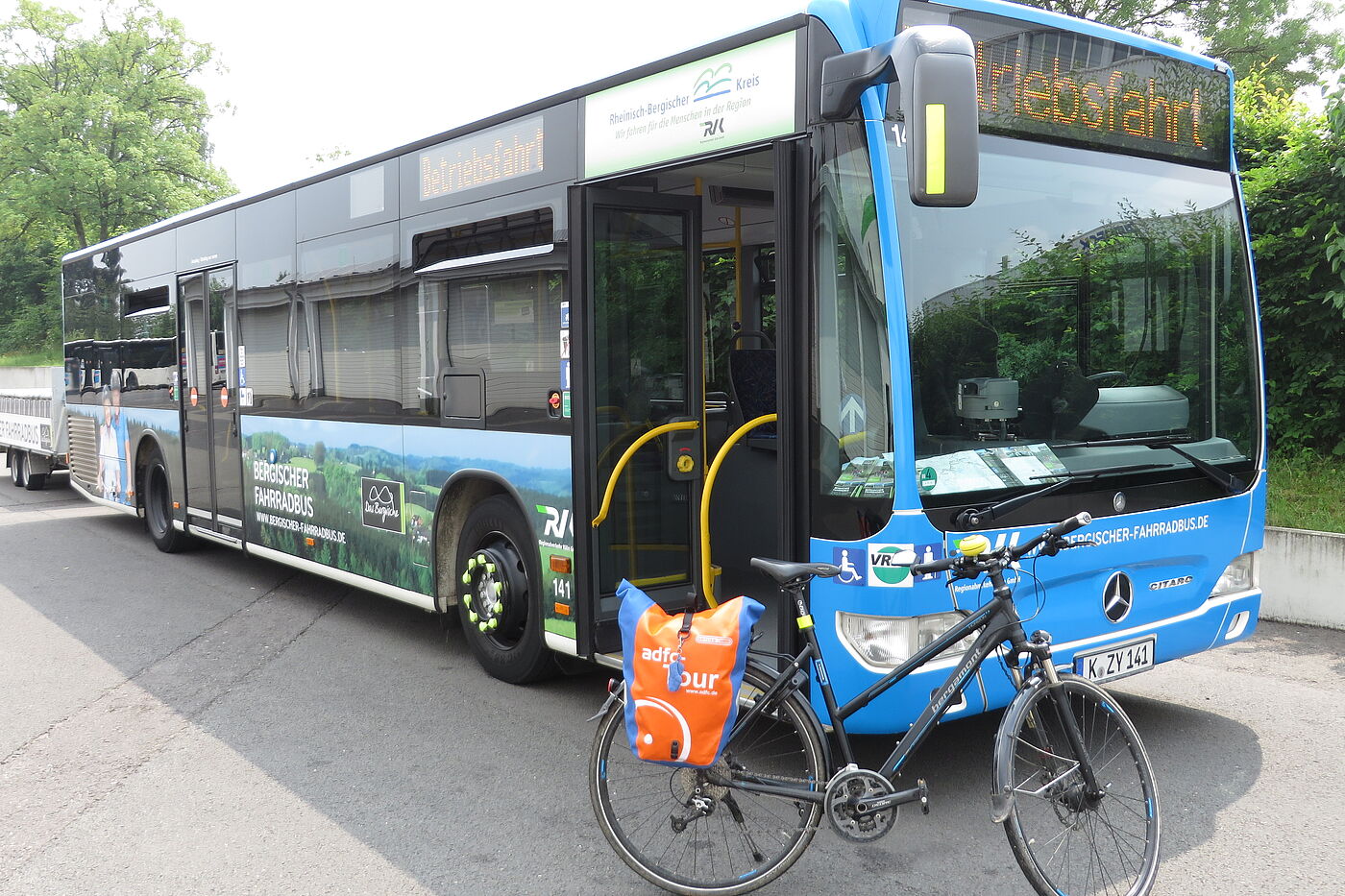 0_FahrradBus_kommt_aus_der_Garage
