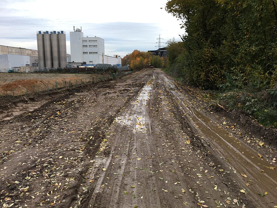 Bild 9: Fahrdamm der ehemaligen Straßenbahn baustellenbedingt unpassierbar Fahrdamm der ehemaligen Straßenbahn baustellenbedingt unpassierbar
