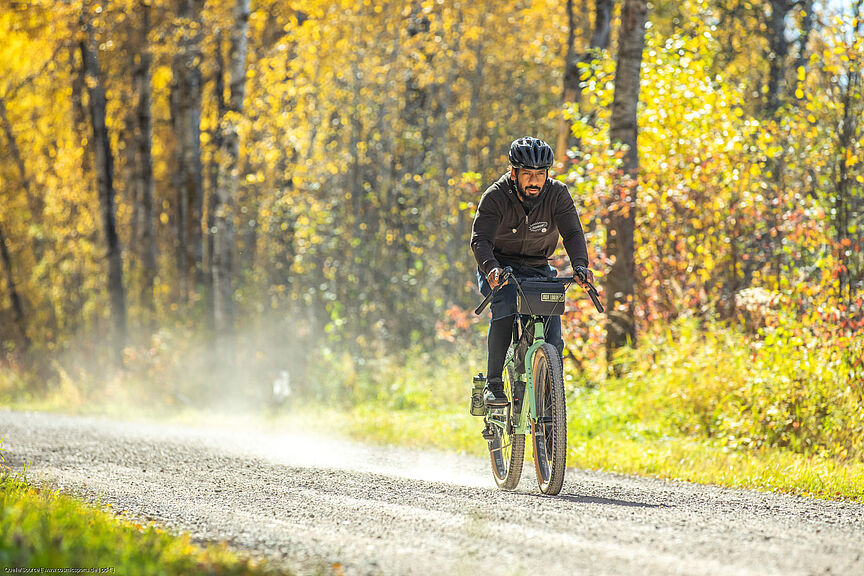 Weil es u.a. für solche Waldstraßen und Schotter(engl. gravel)-Pisten ausgelegt ist, heißt das Gravelbike wie es heißt. Was nicht heißt, dass es nicht auch auf Asphalt ein flottes Rennerle ist. Weil es u.a.Weil es u.a. für solche Waldstraßen und Schotter(engl. gravel)-Pisten ausgelegt ist, heißt das Gravelbike wie es heißt. Was nicht heißt, dass es nicht auch auf Asphalt ein flottes Rennerle ist. für solche Waldstraßen und Schotter(engl. gravel)-Pisten ausgelegt ist, heißt das Gravelbike wie es heißt. Was nicht heißt, dass es nicht auch auf Asphalt ein flottes Rennerle ist.