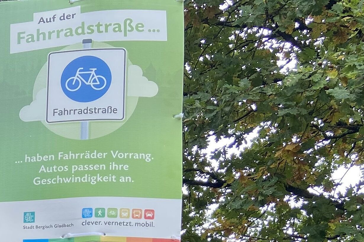 Regeln zur Fahrradstraße: Fahrräder haben Vorrang. Attos paasen ihre Geschwindigkeit an.