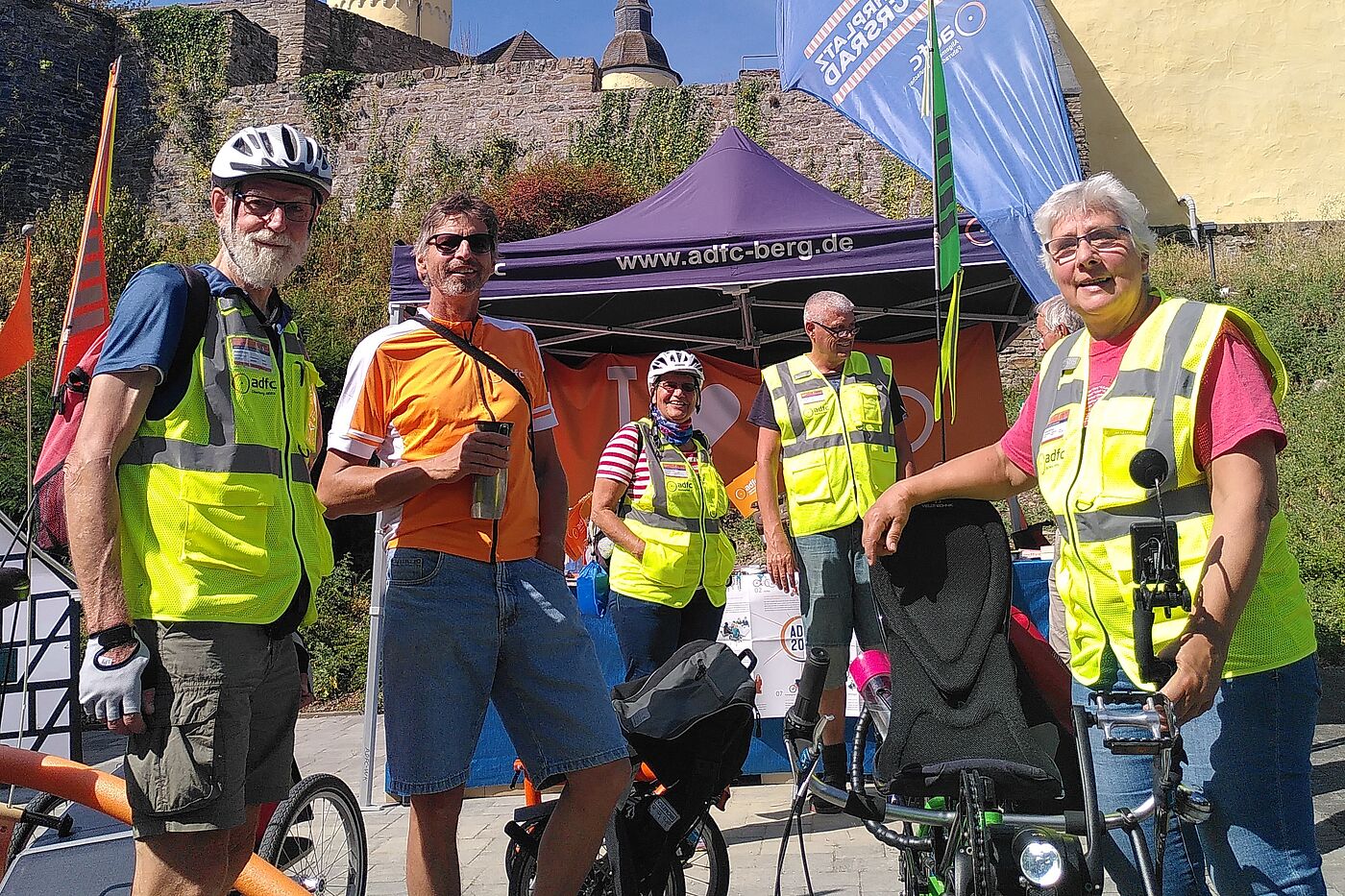 Strahlende ADFCler bei Kaiserwetter auf Schloss Homburg - Startklar für die Radtour mit Juerger Koerber