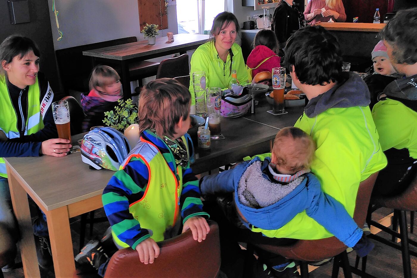 Ausklang_der_Radtour_in_gemuetlicher_Runde_mit_vielen_Nachwuchsradlern__Foto_Eike_Schmilinsky Ausklang der Radtour in gemütlicher Runde mit vielen Nachwuchsradlern