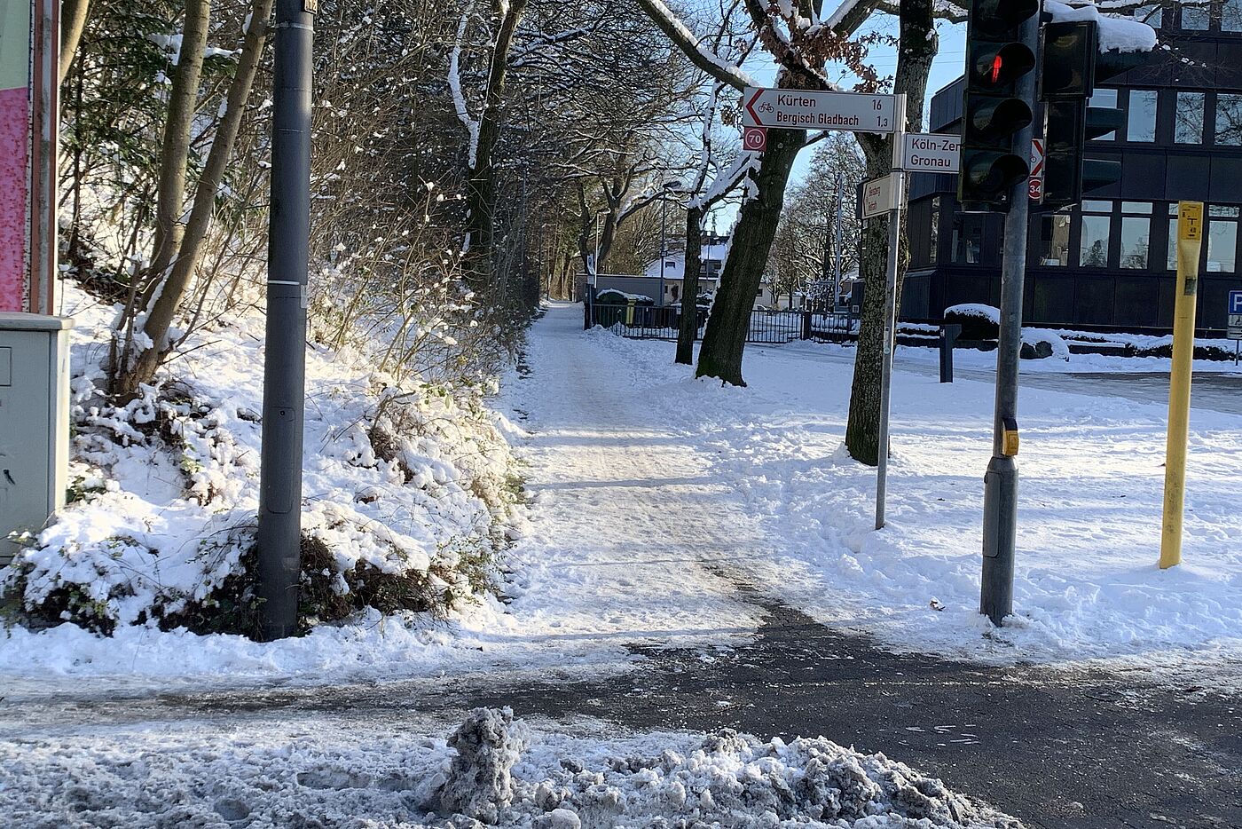 Komplett ungeräumt war auch der auch im Winter hoch frequentierte Geh/Radweg unterhalb des Bahndamms zwischen dem Finanzamt und dem Golfplatz. 