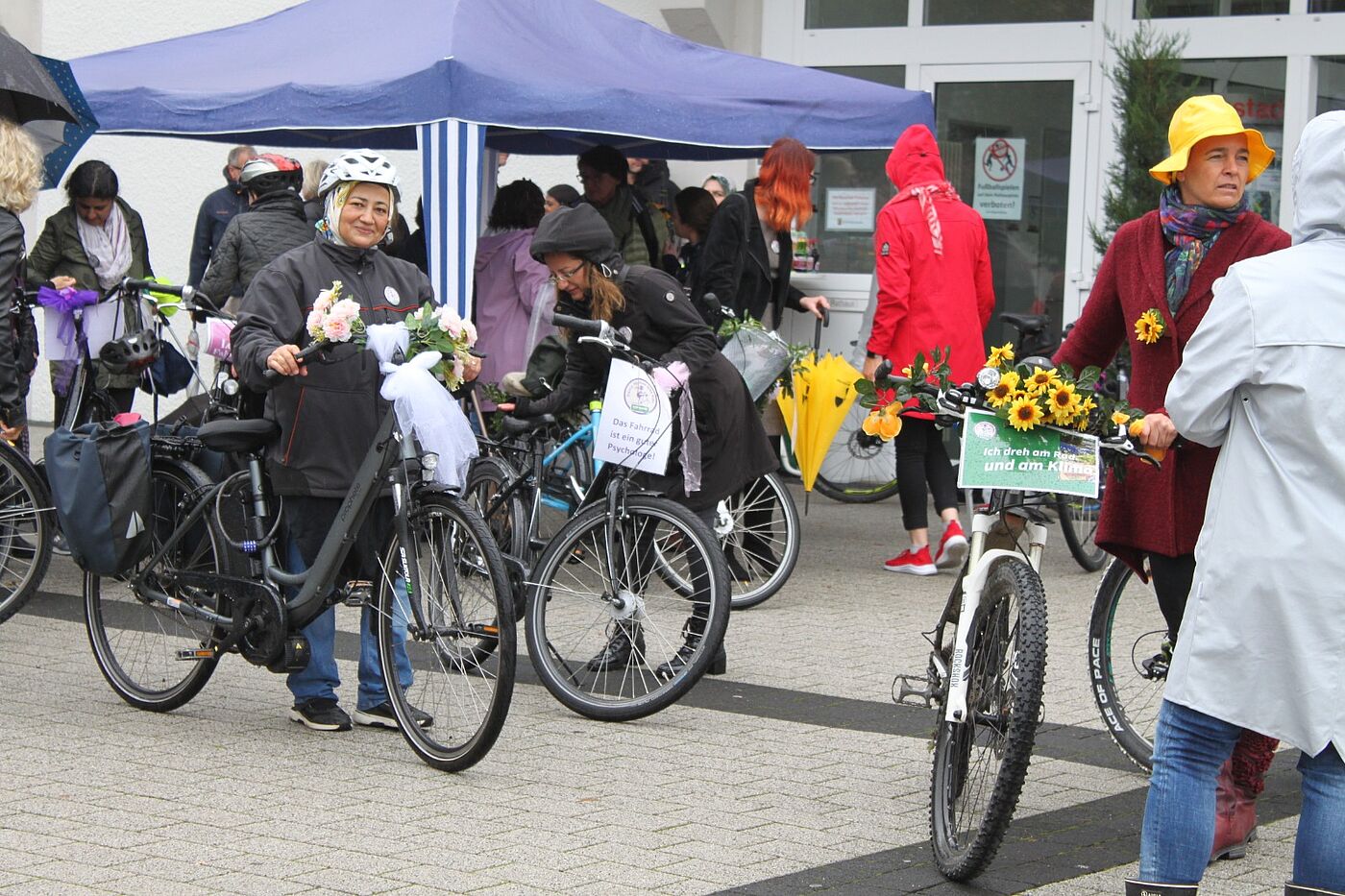 2022-10-03_at_10.45.43 Kurz vor dem Start zum "fancy woman bikeride"