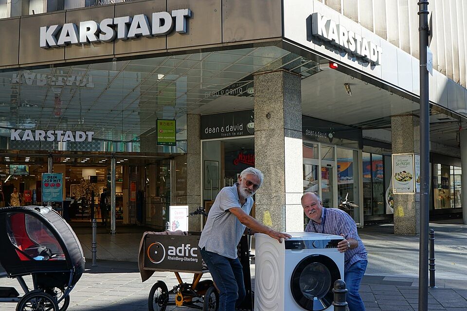 die beteiligten Personen von links nach rechts: Johannes Schweinem ADFC, Jürgen Runge Karstadt Galeria.
