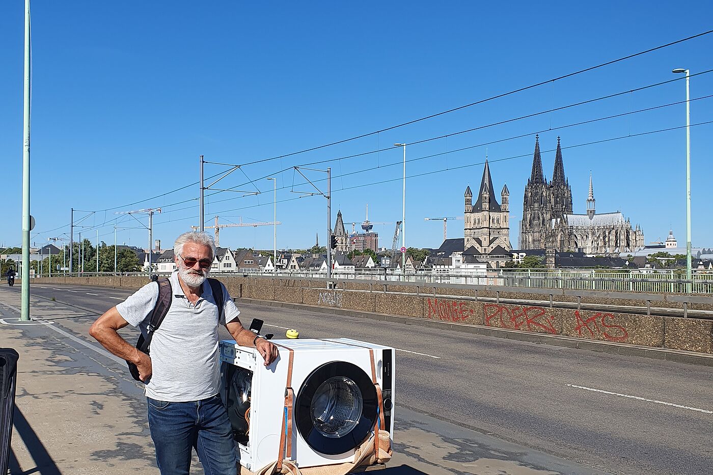 Waschmaschine vor Kulisse