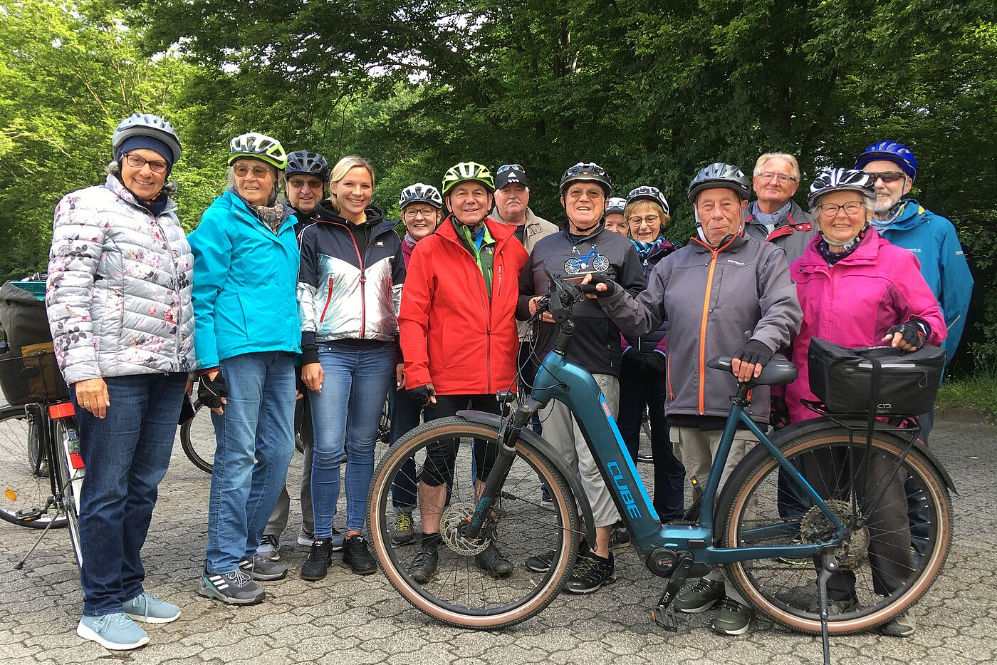 1_Herrmann_erhaelt_ein_Dankeschoen Herrmann erhält ein Dankeschön