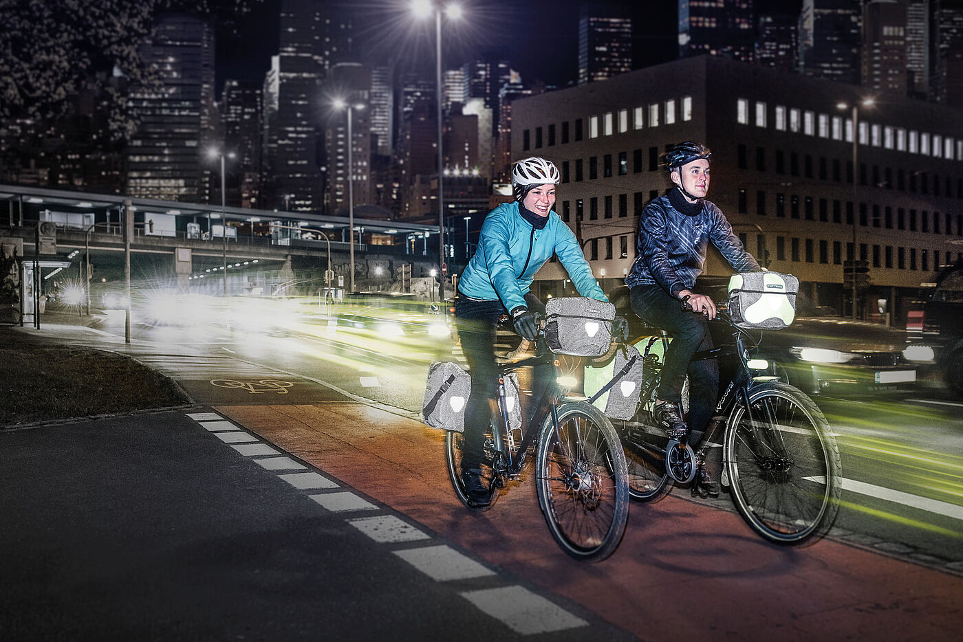 Bei jedem Wetter selbst bei Nacht gut sichtbar zu sein ist die beste Lebensversicherung für Fahrradfahrer. Ortlieb bietet seine Packtaschenserie "Ultimate 6" mit viel reflektierenden Flächen an.