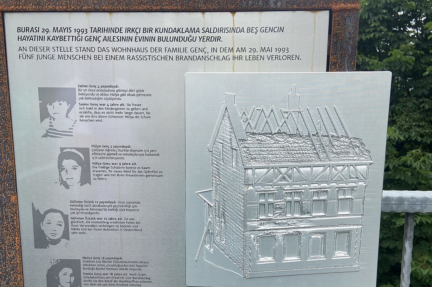IMG_4519__Gedenktafel_am_nicht_mehr_vorhandenem_Haus_der_Familie_Genc Gedenktafel am nicht mehr vorhandenem Haus der Familie Genc