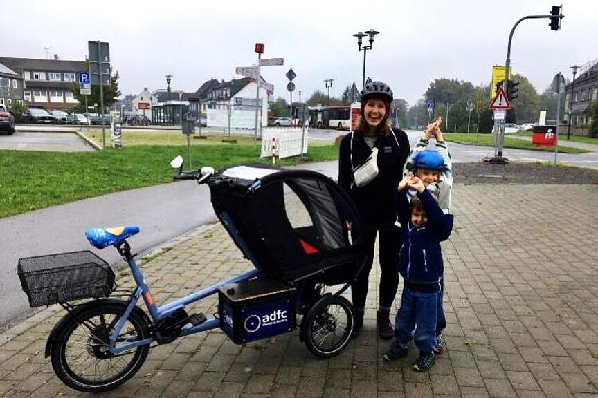 IMG_E5151-z.JPG Übergabe des Chike e-kids