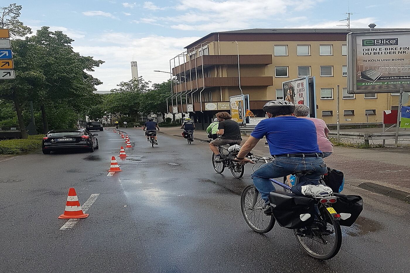 Protected_Bike_Lane_in_Aktion_in_Bergisch_Gladbach