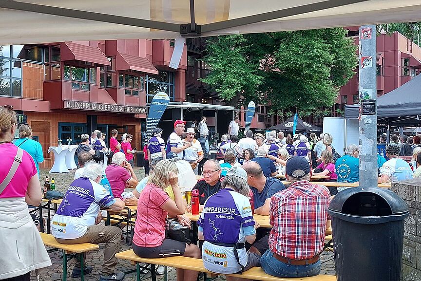 Auf_dem_Konrad-Adenauer-Platz.JPG Auf dem Konrad-Adenauer-Platz