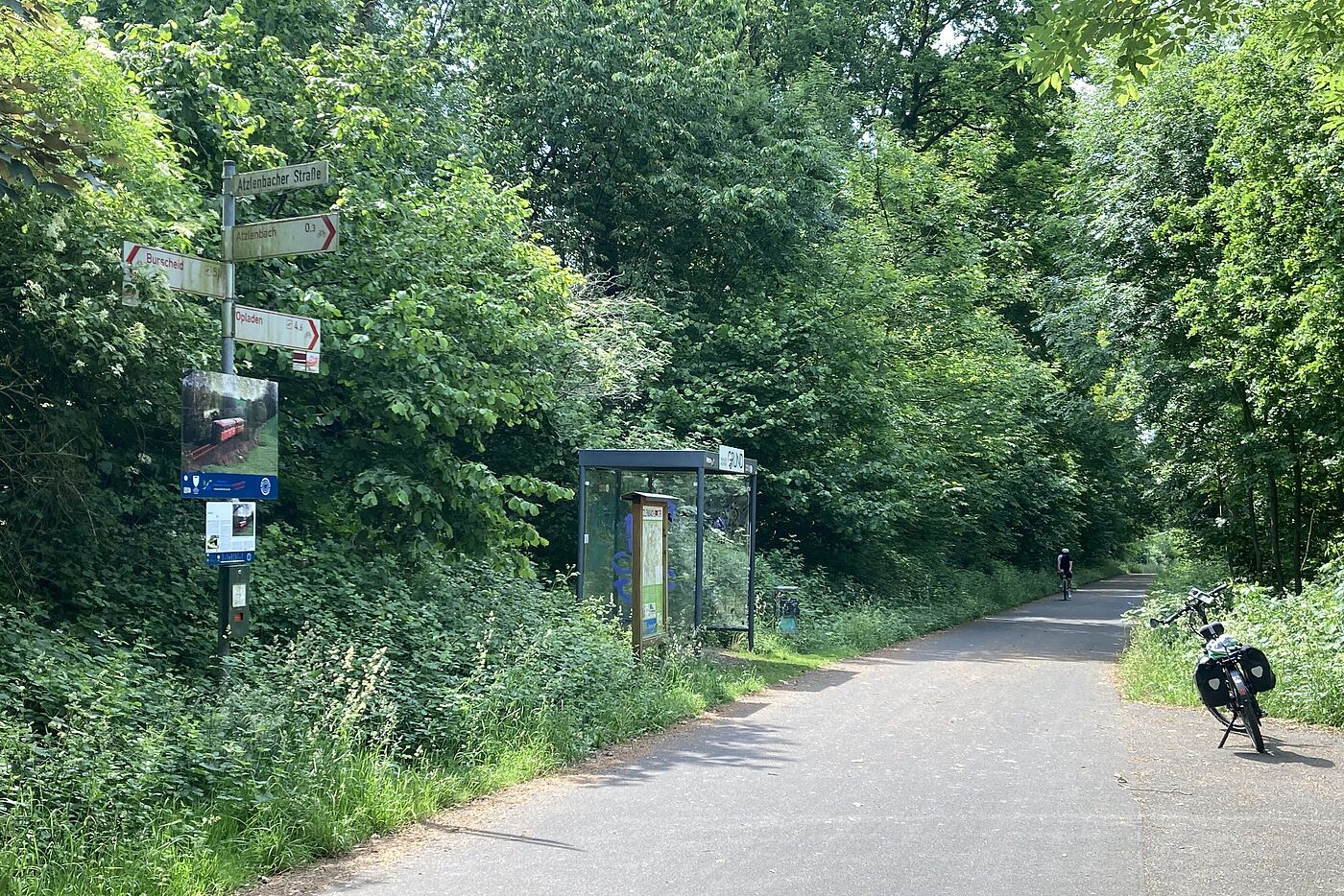 B09_Gut_ausgeschildert_mit_Rast Gut ausgeschildert mit Rast